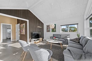 Gemeinsam nutzen


Du:
Traumhaftes Ferienhaus in Hvide Sande für die ganze Familie-Absatz
 

Das ideale Ferienziel für Familien, die sich nach einer Auszeit vom Alltag sehnen, ist Hvide Sande. Dieses charmante Küstendorf an der dänischen Nordsee bietet nicht nur eine atemberaubende Natur, sondern auch ein traumhaftes Ferienhaus, das perfekt für unvergessliche Familienmomente geeignet ist. Hier könnt ihr zusammen lachen, spielen und die Seele baumeln lassen. Lasst uns gemeinsam entdecken, was dieses traumhafte Ferienhaus in Hvide Sande zu bieten hat!

Entdecke das perfekte Ferienhaus für unvergessliche Familienmomente!

Euer Zuhause für die nächsten Tage erwartet euch mit offenen Armen. Das Ferienhaus in Hvide Sande ist ein wahres Juwel, das Komfort und Gemütlichkeit vereint. Mit ausreichend Platz für die ganze Familie findet jeder sein Wohlfühl-Eckchen. Die liebevoll gestaltete Einrichtung und die großen Fenster sorgen für eine helle, einladende Atmosphäre und einen wunderschönen Blick auf die umliegende Natur.

Die offene Wohnküche ist der perfekte Ort, um gemeinsam zu kochen und zu schlemmen. Hier könnt ihr zusammen neue Rezepte ausprobieren oder traditionelle dänische Speisen genießen. Ein großer Esstisch lädt dazu ein, spannende Geschichten auszutauschen oder einfach nur bei einem Glas Wein die Zeit zu genießen. Nach dem Essen könnt ihr es euch im gemütlichen Wohnzimmer mit einem spannenden Film oder einem aufregenden Spiel gemütlich machen.

Der Außenbereich des Ferienhauses ist ebenso beeindruckend. Eine großzügige Terrasse mit Gartenmöbeln bietet euch die Möglichkeit, die frische Nordseeluft zu genießen. Die Kinder können im Garten spielen, während die Erwachsenen sich entspannen oder den Sonnenuntergang bewundern. Werft einen Blick in den Garten, wo vielleicht sogar ein Grill für gesellige Abende bereitsteht. Hier schafft ihr Erinnerungen, die ein Leben lang halten werden.

Spaß, Entspannung und Abenteuer in Hvide Sande erwarten euch!

Hvide Sande ist ein wahres Paradies für Abenteurer und Naturliebhaber. Egal, ob ihr gern an den Strand gehen, Rad fahren oder die Umgebung erkunden möchtet, hier findet jeder das passende Freizeitangebot. Die kilometerlangen Sandstrände laden zu ausgedehnten Spaziergängen und Sandburgenbauen ein. Die erfrischenden Wellen der Nordsee sind perfekt für ein erfrischendes Bad oder aufregende Wassersportarten wie Surfen und Kitesurfen.

Für Familien, die die Natur lieben, gibt es zahlreiche Wander- und Radwege, die sich durch die malerische Dünenlandschaft ziehen. Die Region rund um Hvide Sande ist reich an Flora und Fauna, sodass ihr während eurer Erkundungstouren vielleicht sogar auf ein paar neugierige Tiere trefft. Vergesst nicht, die beeindruckenden Leuchttürme zu besichtigen, die euch mit ihren historischen Geschichten in die maritime Vergangenheit entführen.

Wenn ihr nach einem aufregenden Tag zurück ins Ferienhaus kommt, könnt ihr die Wellness-Angebote in der Umgebung nutzen. Wie wäre es mit einem Besuch in einem Spa oder einer Sauna, um eure müden Muskeln zu entspannen? Oder ihr macht es euch einfach im Ferienhaus gemütlich und genießt die Ruhe bei einem spannenden Buch oder einem Brettspiel mit der Familie. Hier in Hvide Sande wird jeder Tag zu einem unvergesslichen Abenteuer!

Euer Traumurlaub in Hvide Sande beginnt im perfekten Ferienhaus, das nicht nur ein Ort zum Übernachten ist, sondern ein Ort, an dem ihr gemeinsam schöne Erinnerungen schaffen könnt. Von der herzlichen Atmosphäre im Haus bis hin zu den vielfältigen Freizeitmöglichkeiten in der Umgebung – hier bleibt kein Wunsch unerfüllt. Packt eure Koffer, schnappt euch die Familie und macht euch bereit für unvergessliche Momente an der dänischen Nordsee!